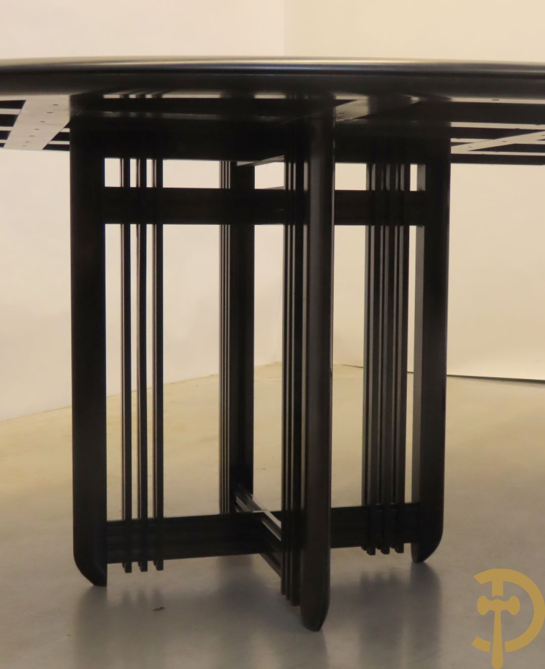 Grote ovale tafel van de Italiaanse ontwerper Umberto Asnago voor Giorgetti + 10 bijhorende hoogleunige stoelen