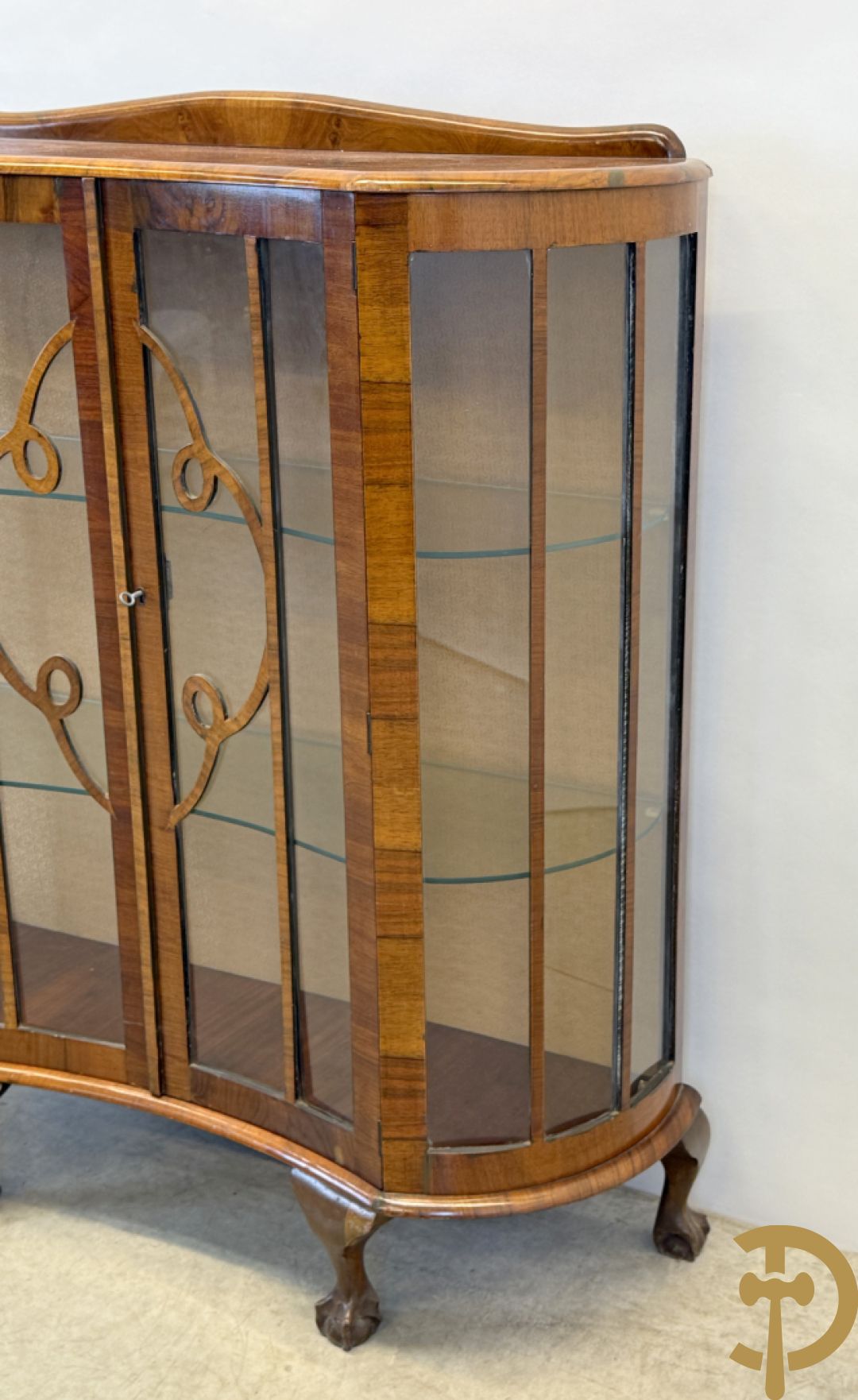 Engelse wortelnotehouten Art Deco vitrine op klauwepoten