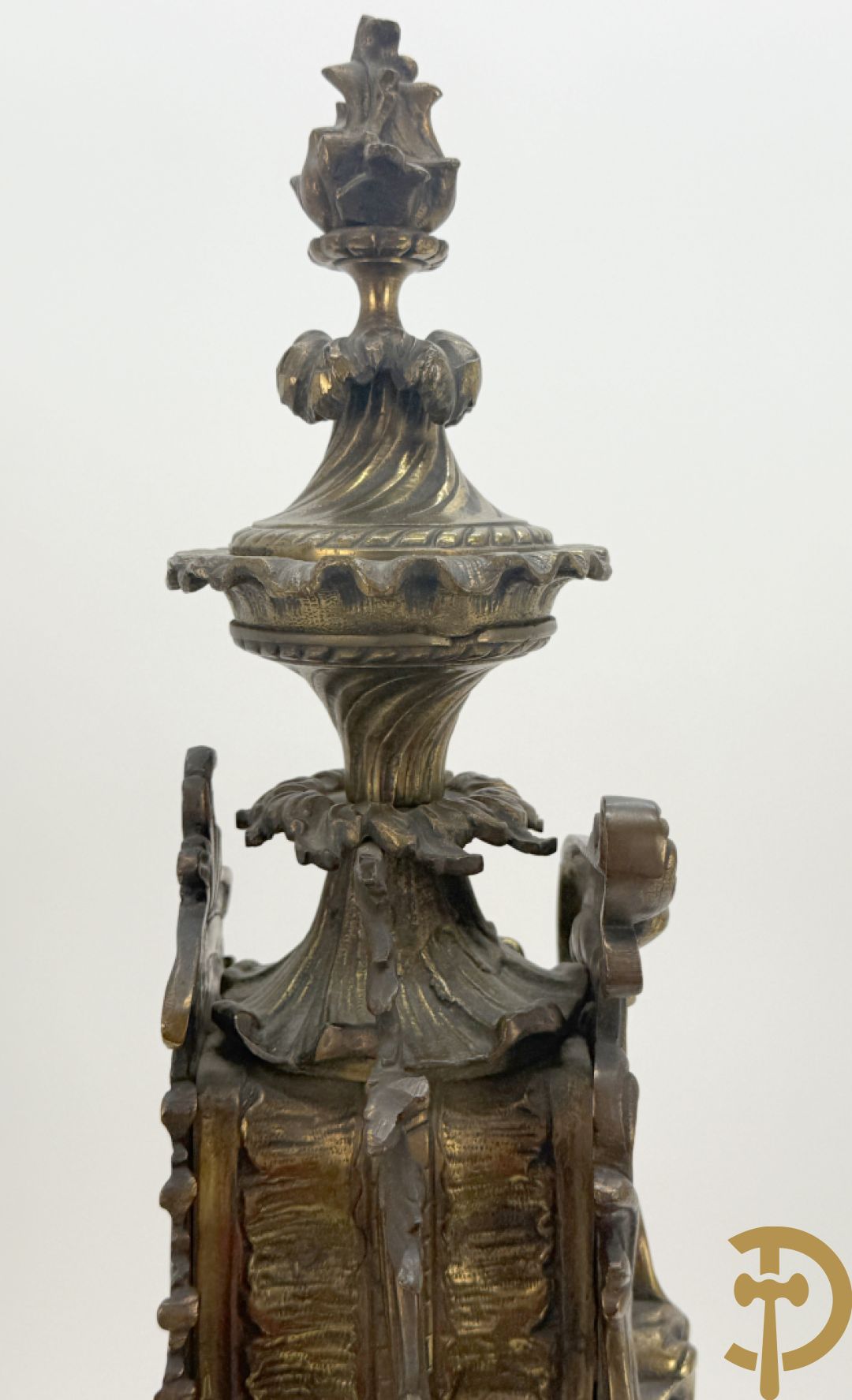 Driedelige koperen garnituur bestaande uit middenstuk bezet met amfoor en paar kandelaars , Louis XV stijl
