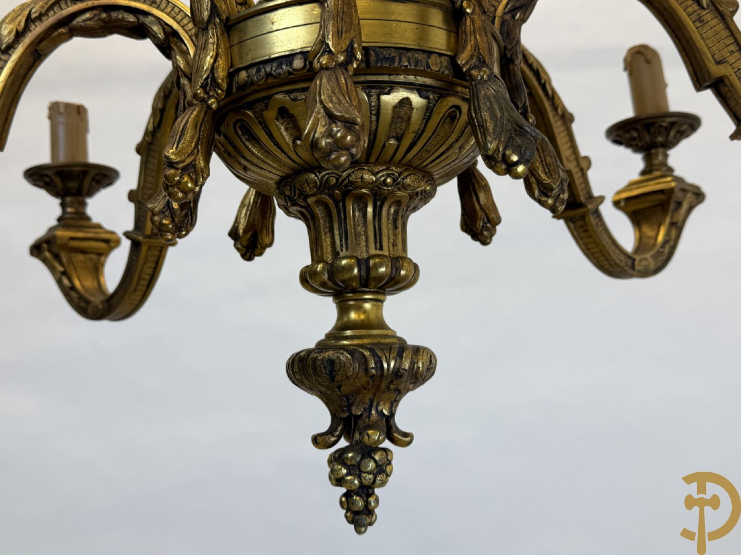 Bronzen achtarmige mazarin luchter met ridderhoofden en accanthusranken
