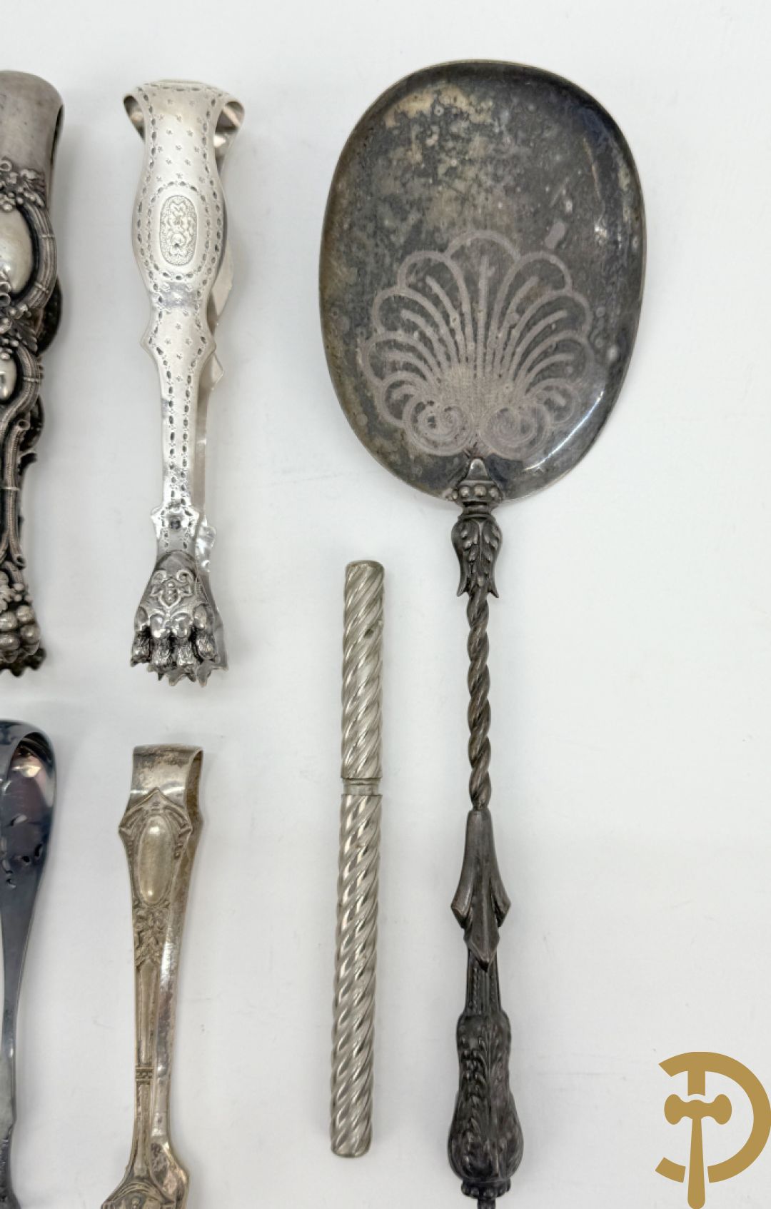 Drie massief zilveren suikertangen + 3 verzilverde suikertangen + lepel met Neo Renaissance motieven + mesje in houder