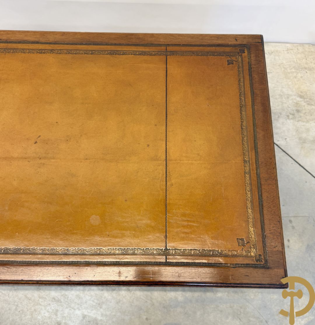 Paar Engelse notelaren bijzettafels + notelaren cakestand + notelaren salontafel met leder bekleed