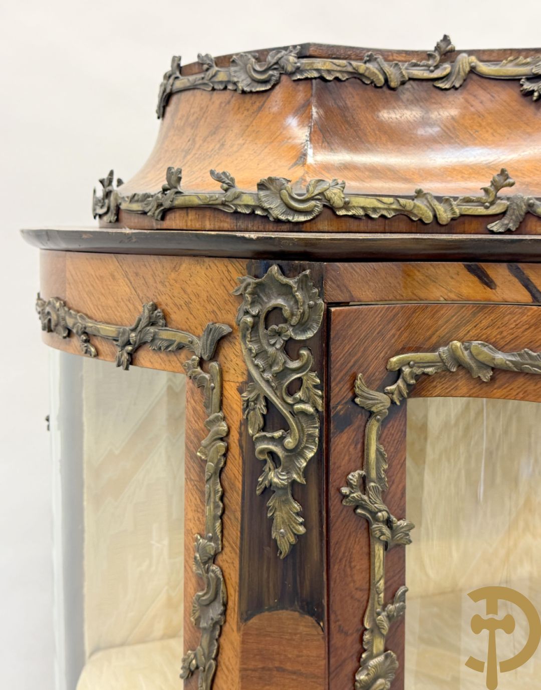 Notelaren Louis XV vitrine met gebogen glas, bezet met bronsbeslag en onderaan met bloemenmarketterie
