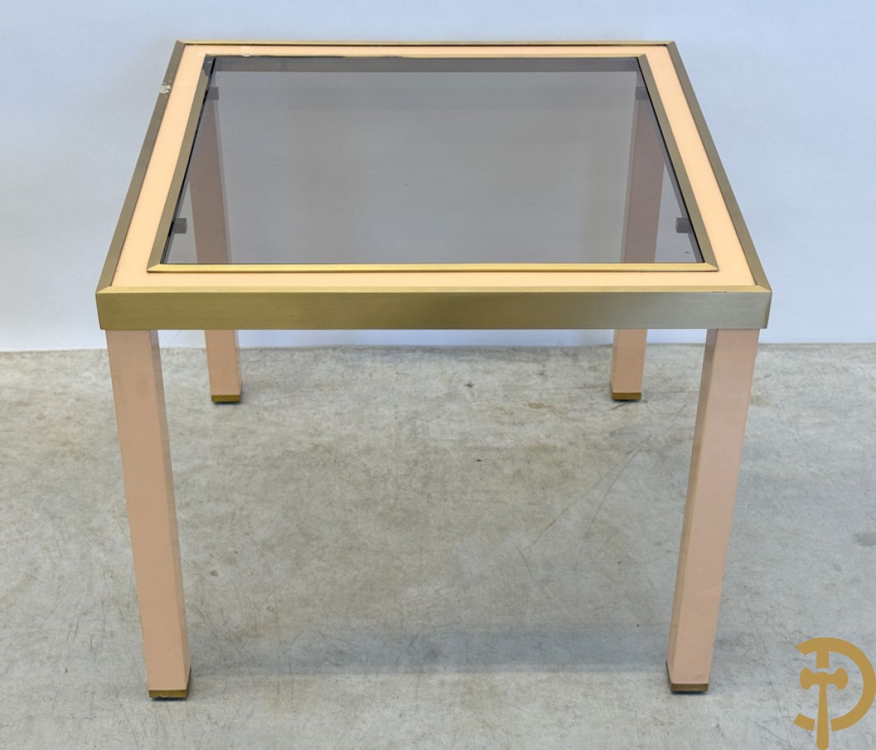 Paar bijzettafels met koperafwerking en glazen fumé blad + 2 bijhorende lampadaires in terra cotta