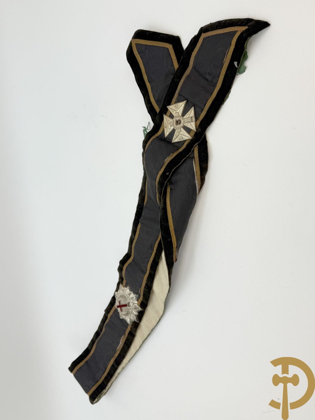 Zwarte steek hoed van de vrijmetselarij met veren bekleed en kruissymbool opzij, gemerkt The Petti Bone Bros. MFG.Co Cincinatti USA en bijhorende kraagband in box, gemerkt Signo Vinces in Hoc