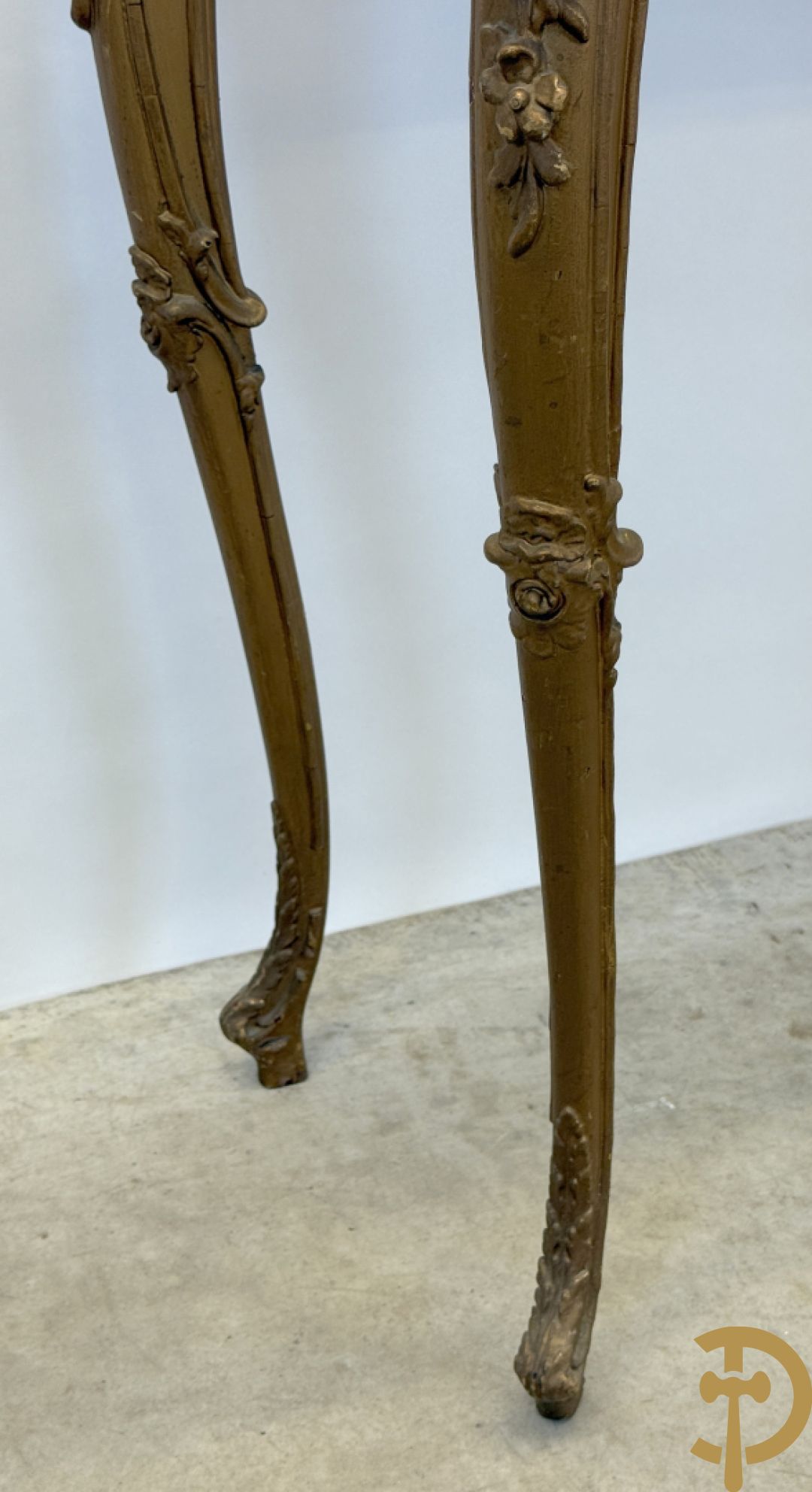 Vergulde Louis XV juwelenvitrine met openklapbaar deksel, bezet met rocailles, op voluutvormige poten