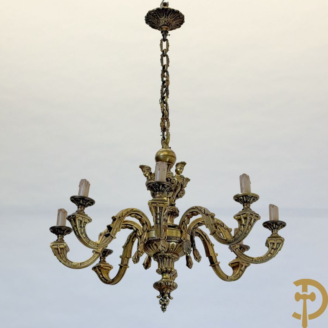 Bronzen achtarmige mazarin luchter met ridderhoofden en accanthusranken