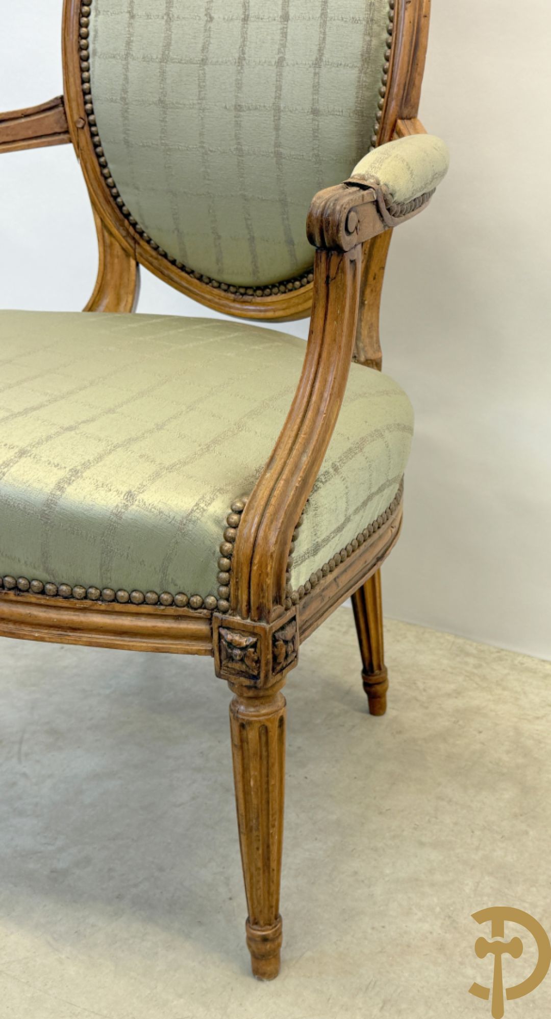 Paar Louis XVI stijl armzetels met ovale medaillon - op gecanneleerde poten