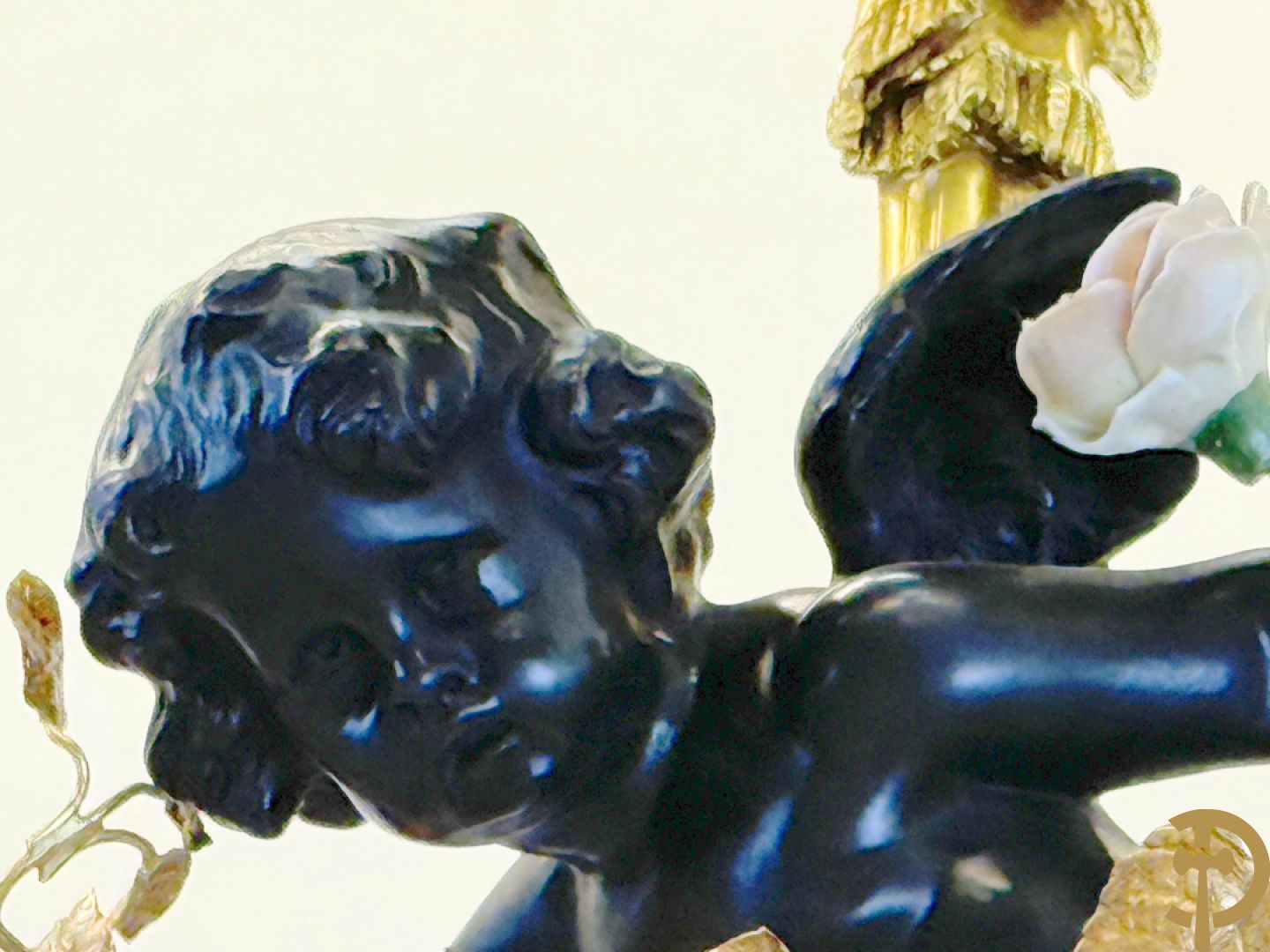 Vuurvergulde bronzen hall luchter met 4 lichtpunten en cupido houdende een tak met porseleinen bloemmetjes