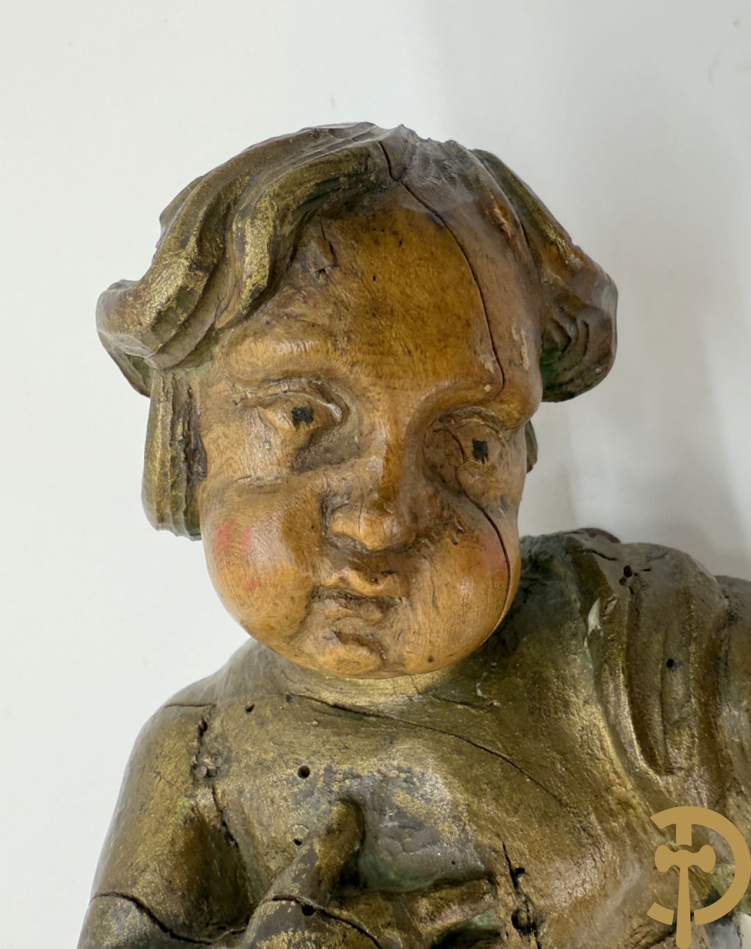 Drie houtgesculpteerde cupido