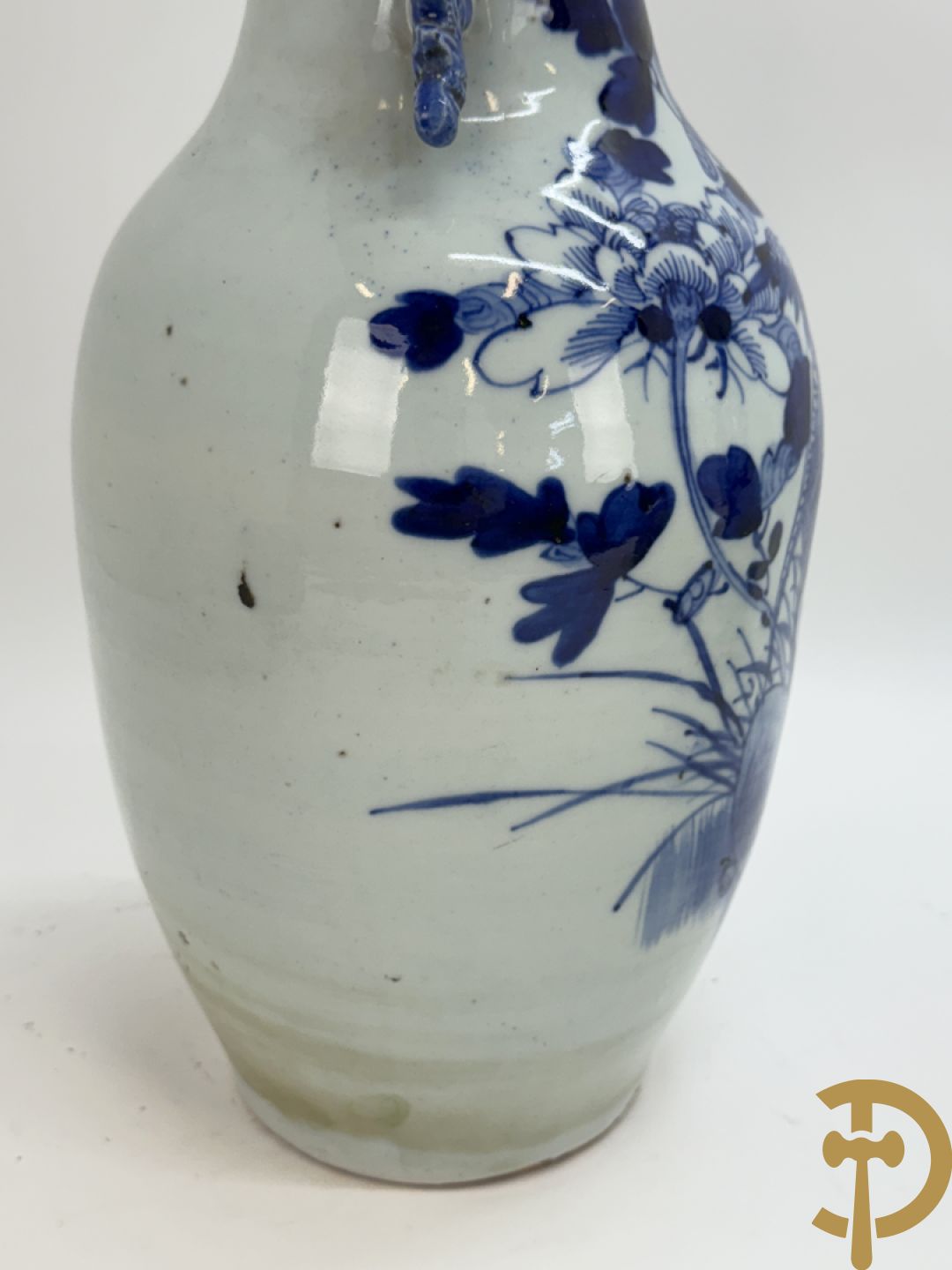 Twee Chinese porseleinen celadonvazen met blauw wit bloemen en vogeldecor + cachepot met vazendecor