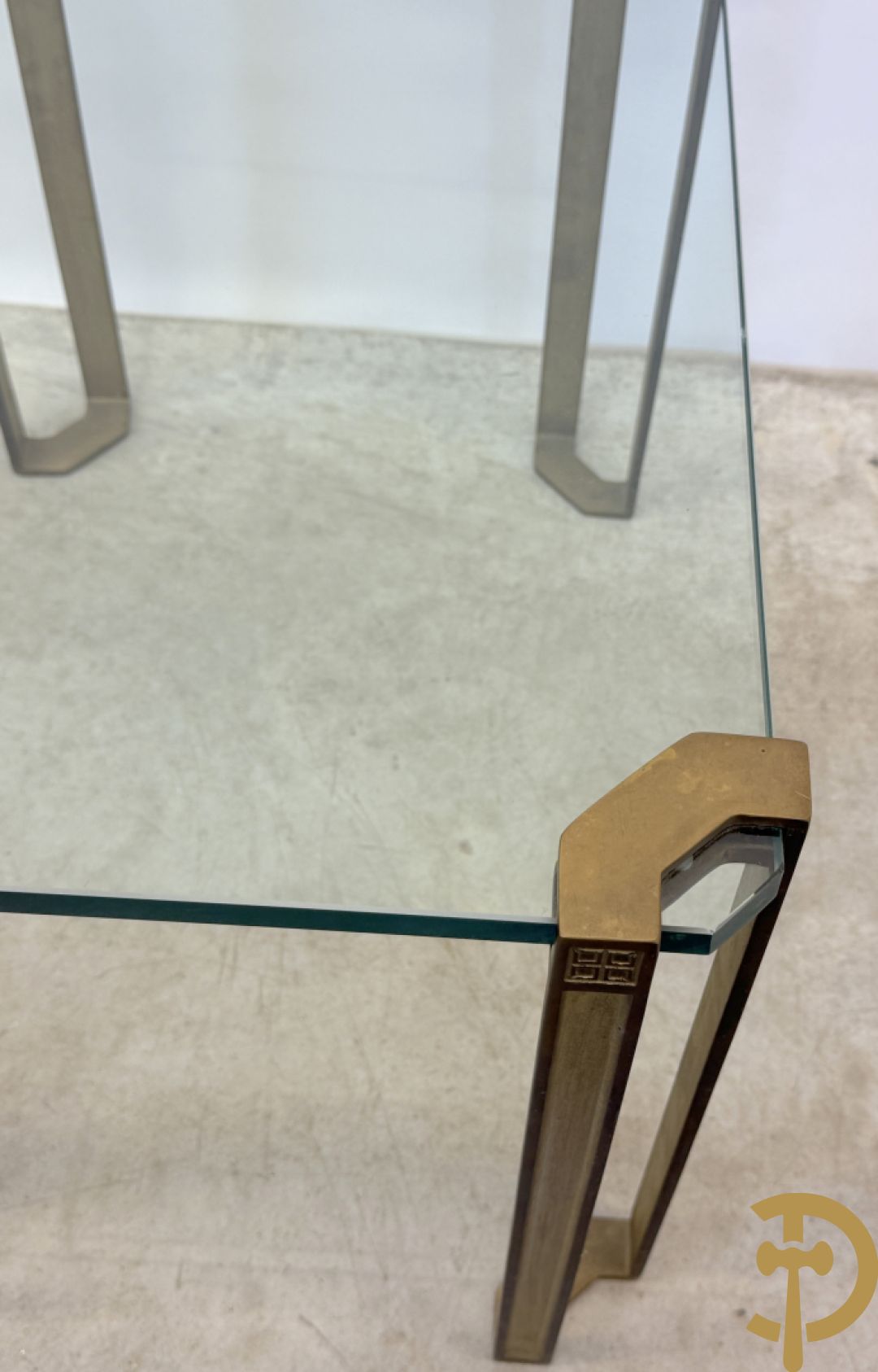 Design bijzettafel met glazen blad op 4 koperen poten