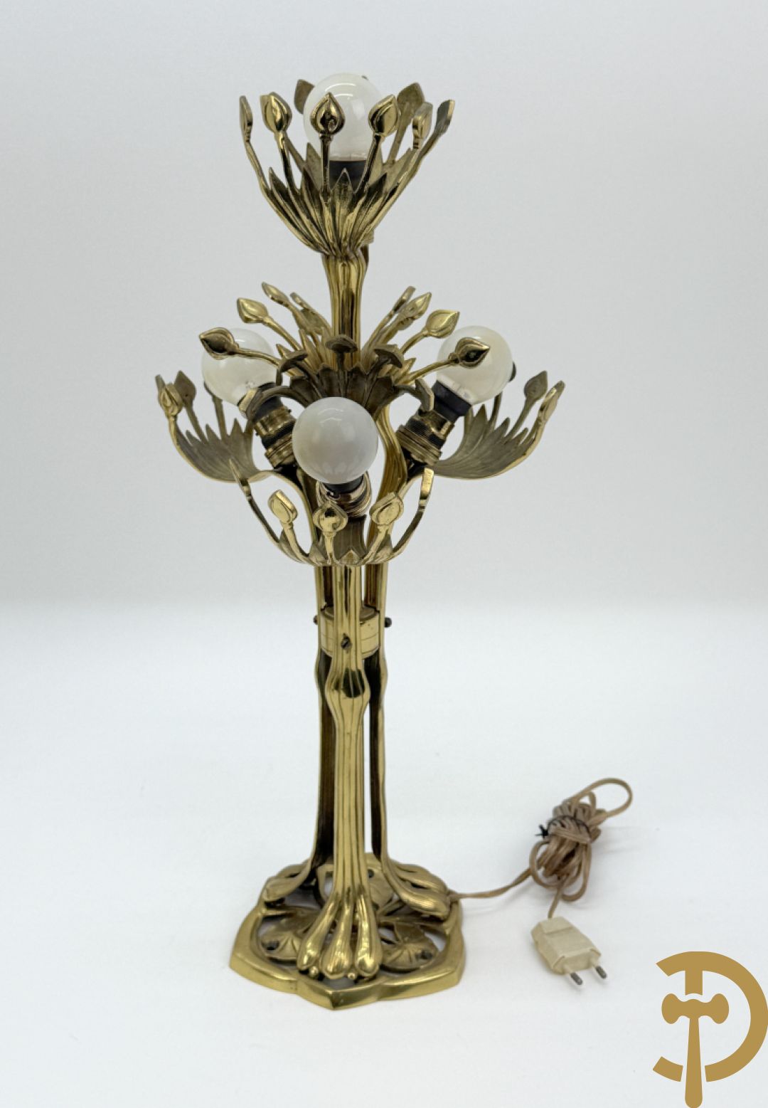 Paar koperen vierarmige lampen met gestyleerde bloemen-en plantenmotieven, Jugendstil