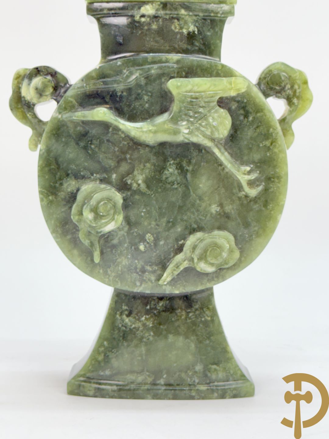 Brule parfum met sculptuur van fo honden in jadeiet + dekselpotiche in jadeiet met bloemen en vogeldecor