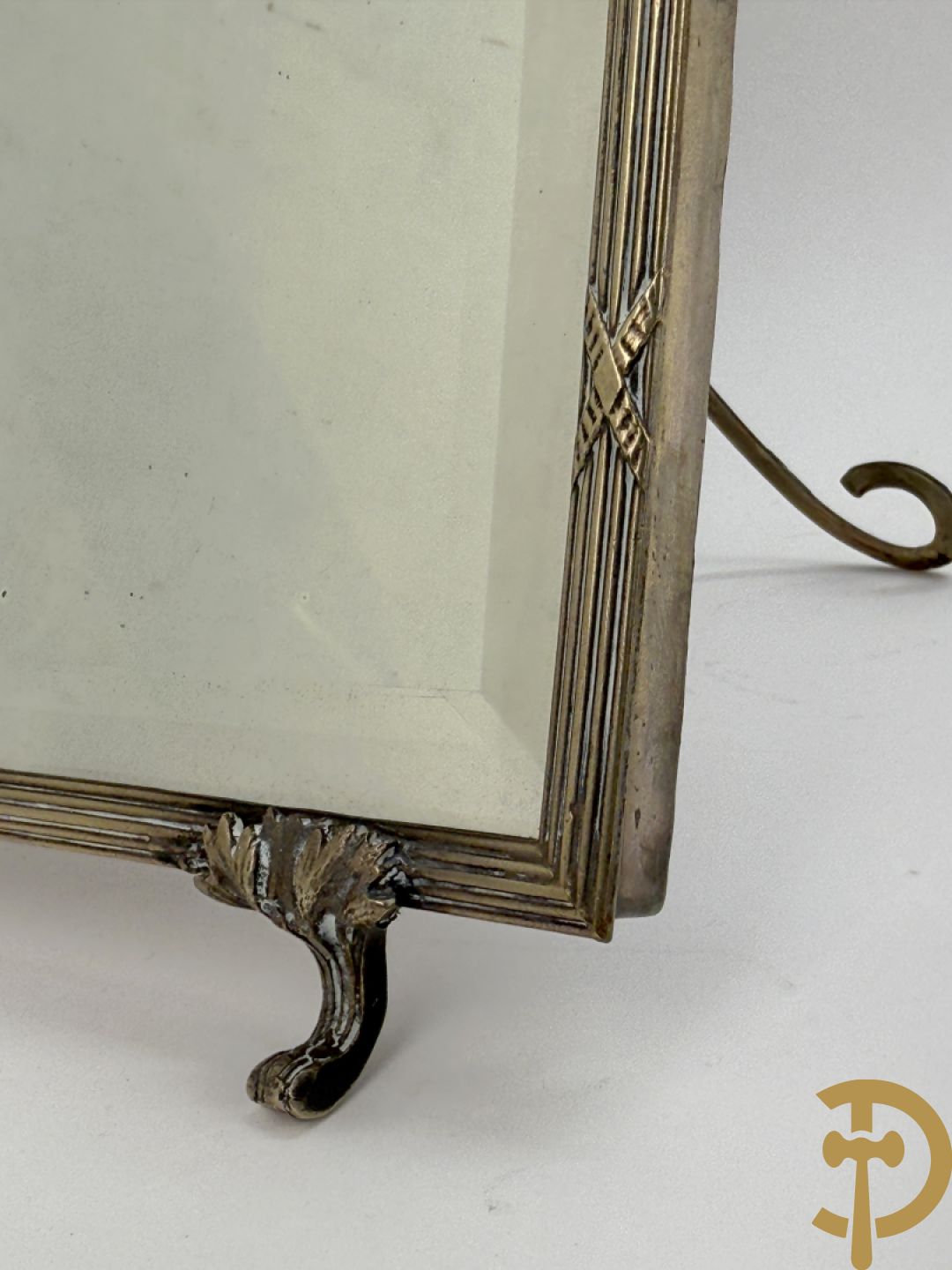 Verzilverde kader met Louis XVI motieven en geslepen spiegel + vergrootglas imet benen handvat en verzilverde montuur