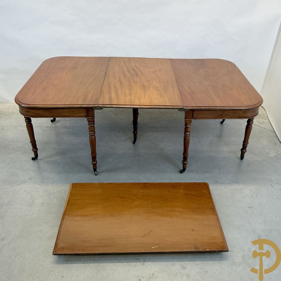 Engelse mahoniehouten tafel op 8 ballusterpoten (met 2 verlengstukken)