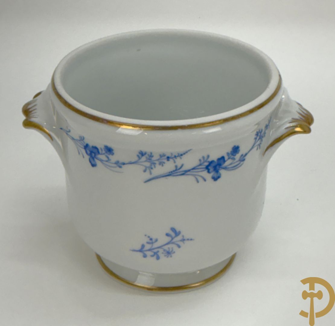 Mooi lot Limoges porselein bestaande uit grote en kleine Medici vaas met bloemendecor, 3 cache pots, bord, 2 coupes, Tas en schoteltje (9 stuks in totaal)