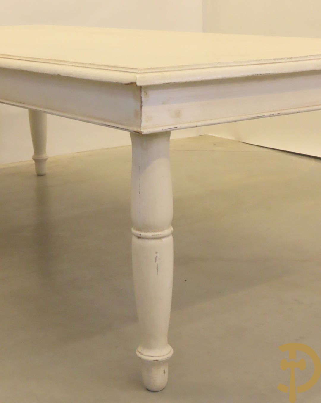Wit geceruseerde rechthoekige tafel op ballusterpoten + 6 wit gecapitoneerde armstoelen