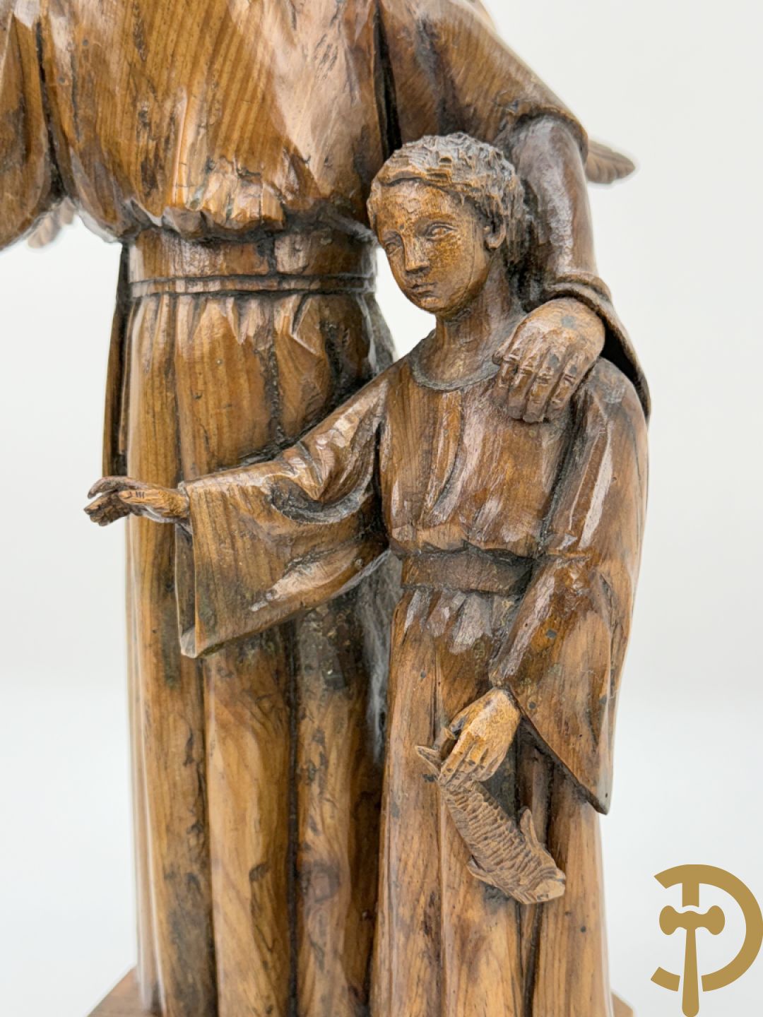 Houtsculptuur van engel met jongeling
