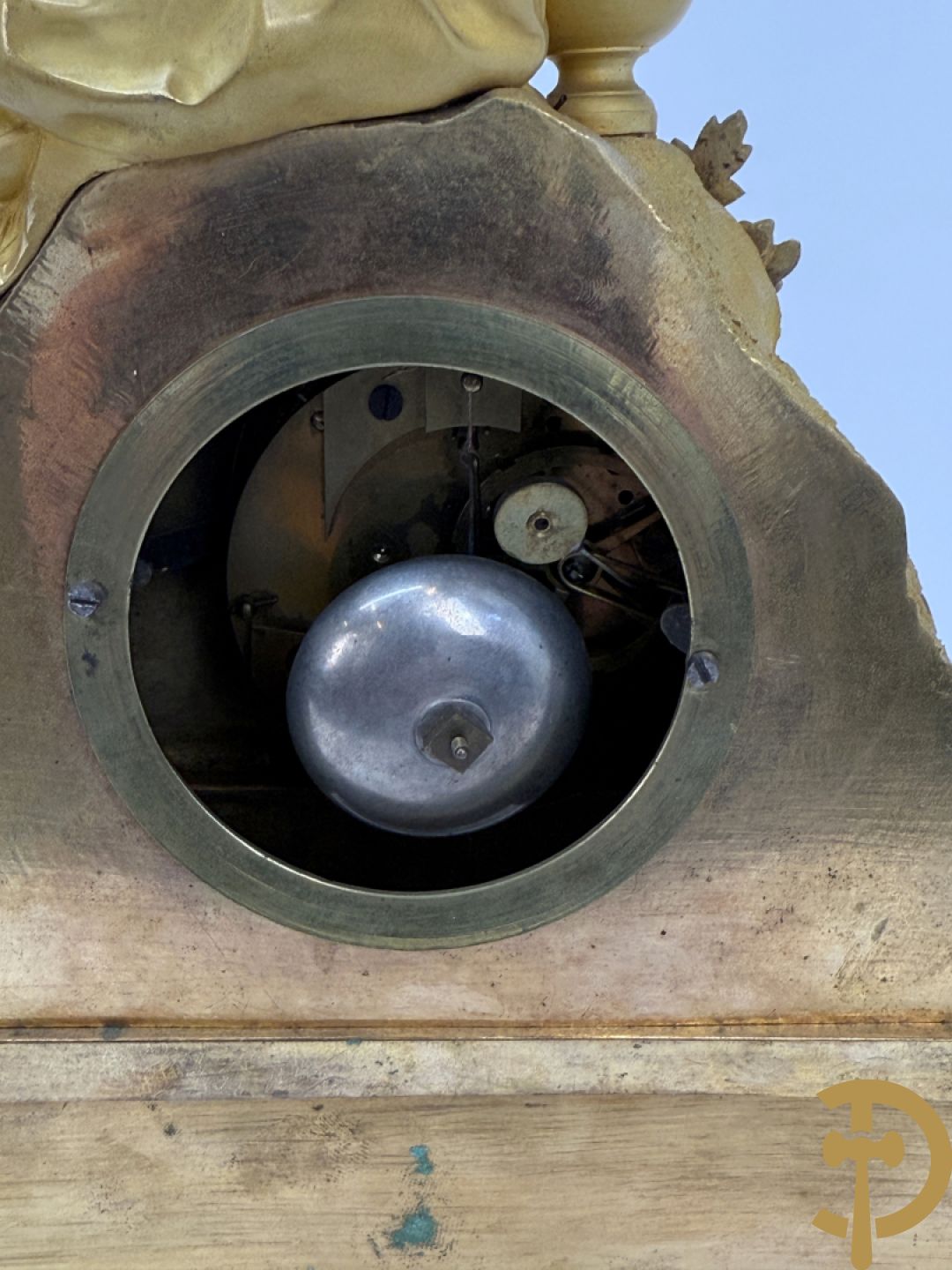 Vergulde bronzen pendule met dame onder globe, Boursier Elève de Lepaute à Paris getekend