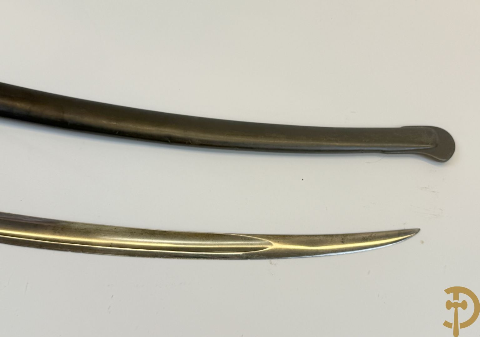 Gebogen sabel van de Franse artillerie in schede, gemerkt 1887