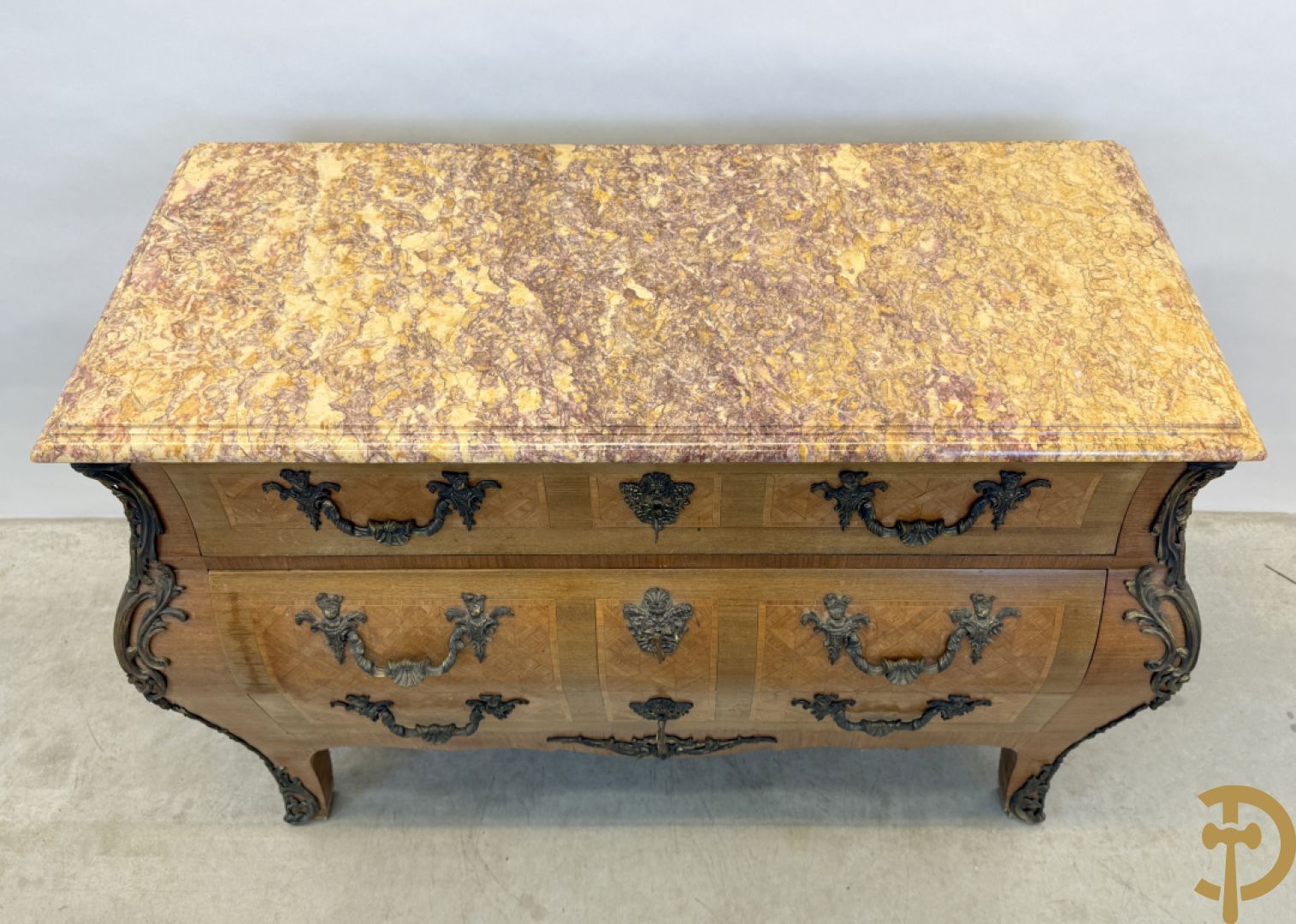 Notelaren gemarketteerde en gegalbeerde drieladencommode bezet met bronsbeslag en geaderd marmeren blad