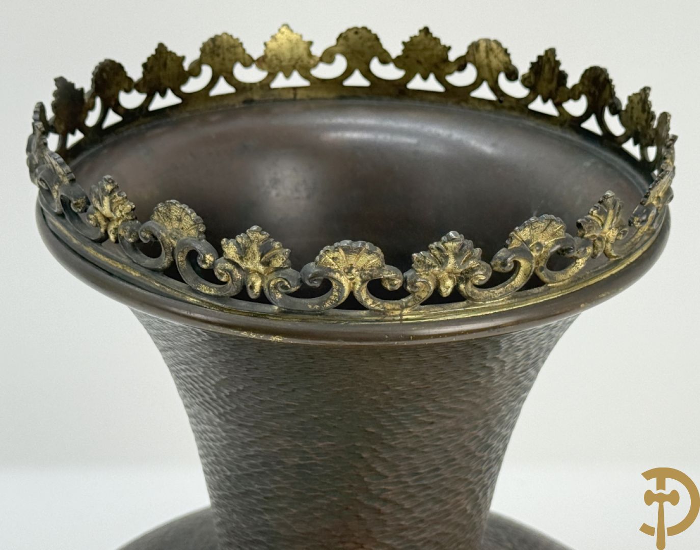 Koperen siervaas met bronzen ornamenten van hagedissen en draken