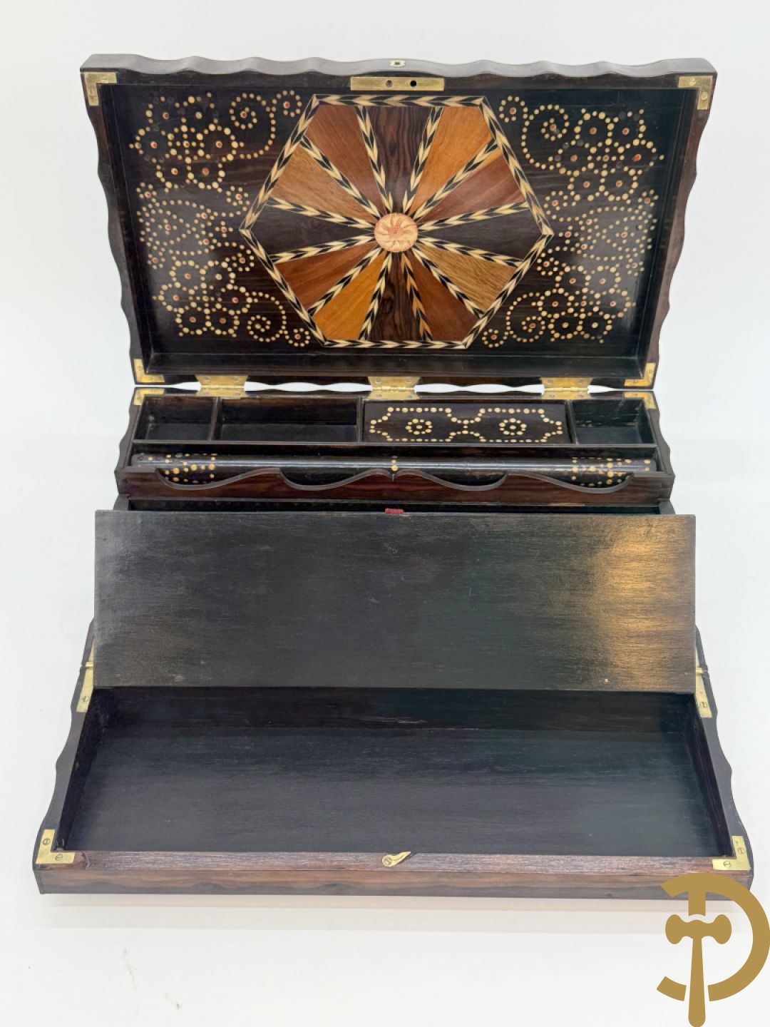 Openklapbare Indische schrijfbox in coromandel hout, binnenin met marketterie van exotische houtsoorten, met verborgen vakjes, 19e