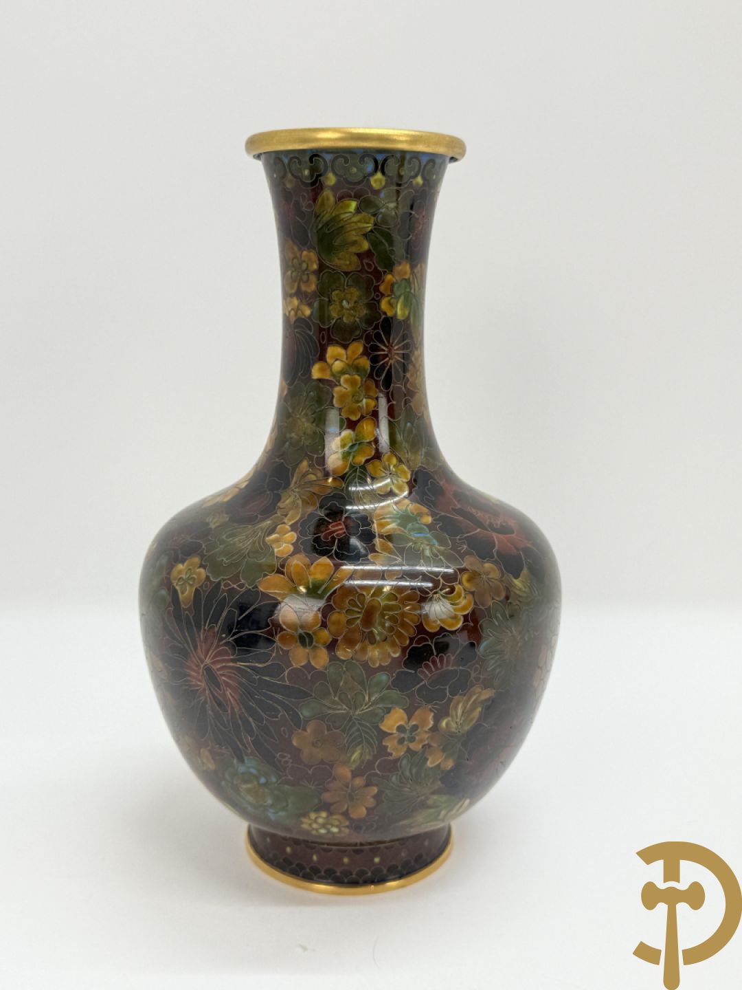 Acht stuks cloisoné w.o. paar dekselpotiches met bloemendecor, 4 vaasjes, coupe en vogel