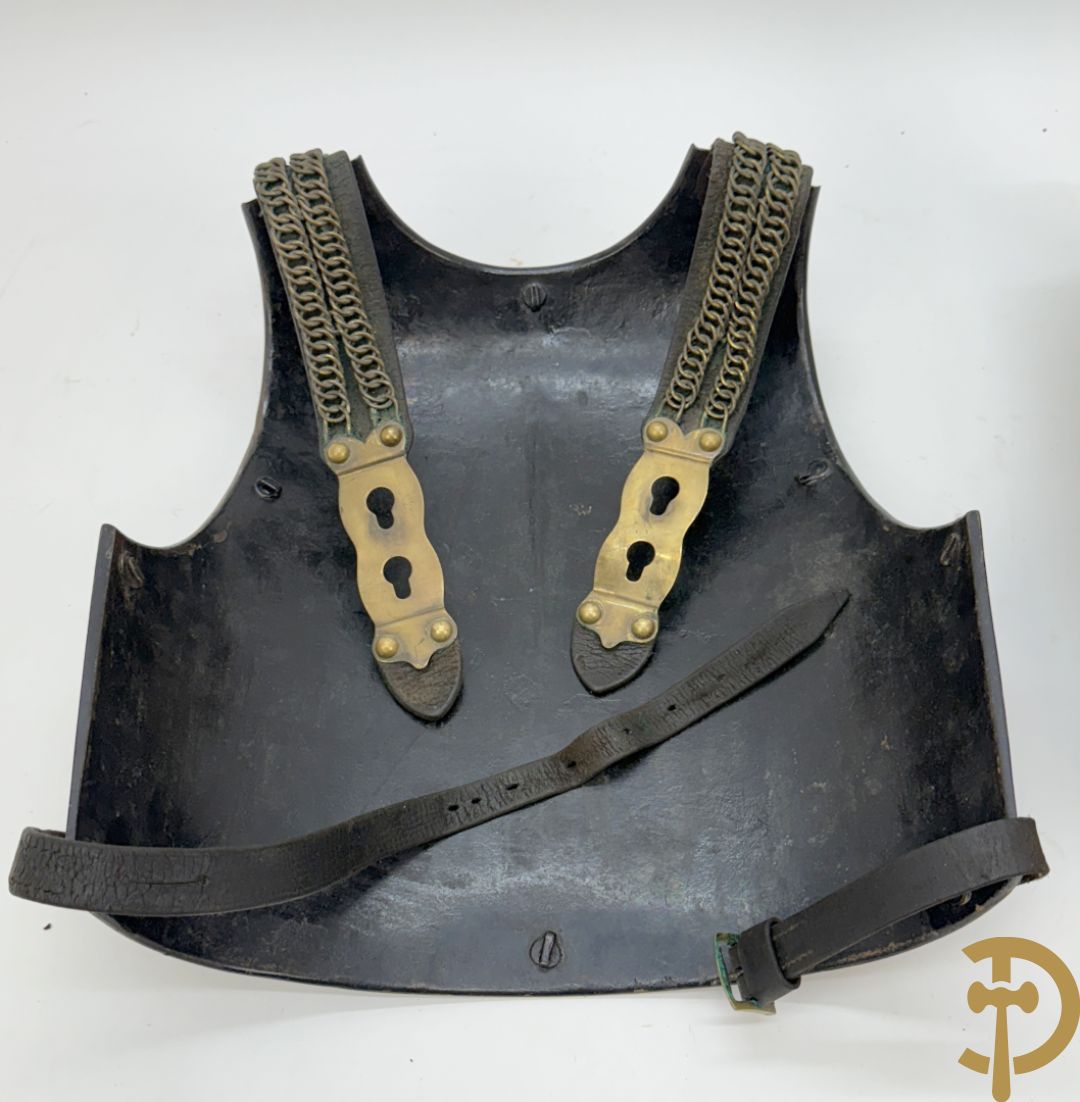 Frans metalen borststuk/ kuras voor de cavalerie met lederen riem en koperen stukken, Manufacture de Klingenthal 1828, 19e