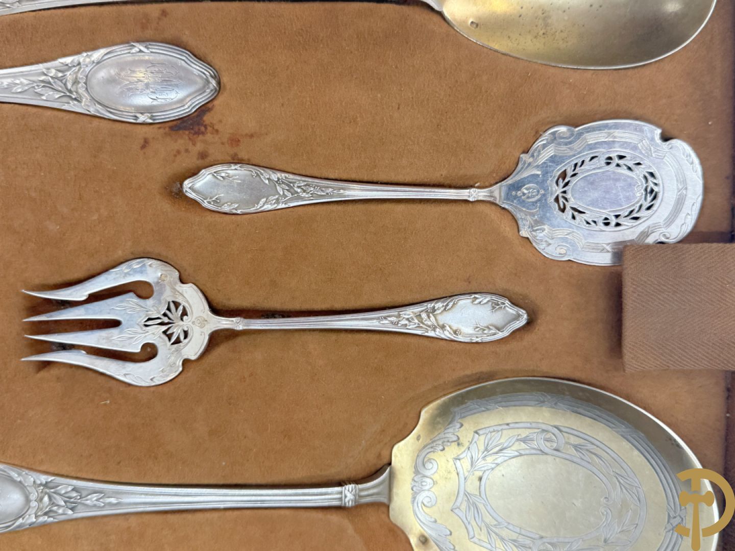 Massief zilveren bestek gedecoreerd met bladranken  in mooie koffer met leder bekleed, gemerkt HS (Henri Soufflot) - 19e 
12 vorken, 12 lepels, 12 messen, 12 dessertvorken, 12 dessertlepels, 12 dessertmessen, 12 koffielepels en 15 grote stukken, met initialen HM