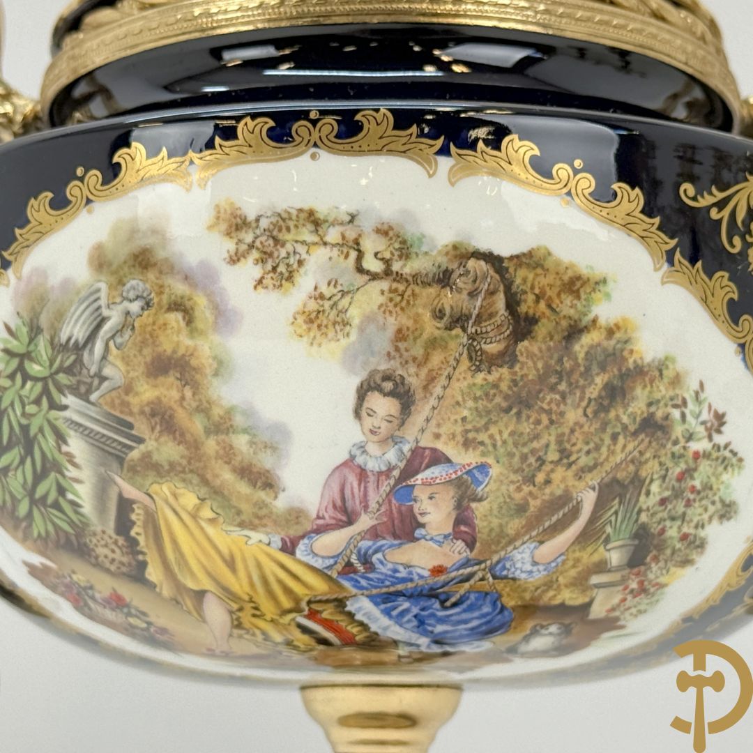 Driestel Sèvres stijl bestaande uit paar dekselpotiches met koperen ornamenten en romantisch decalcomanie decor, Sèvres stijl+ dekselcoupe met Sèvres en romantisch decor