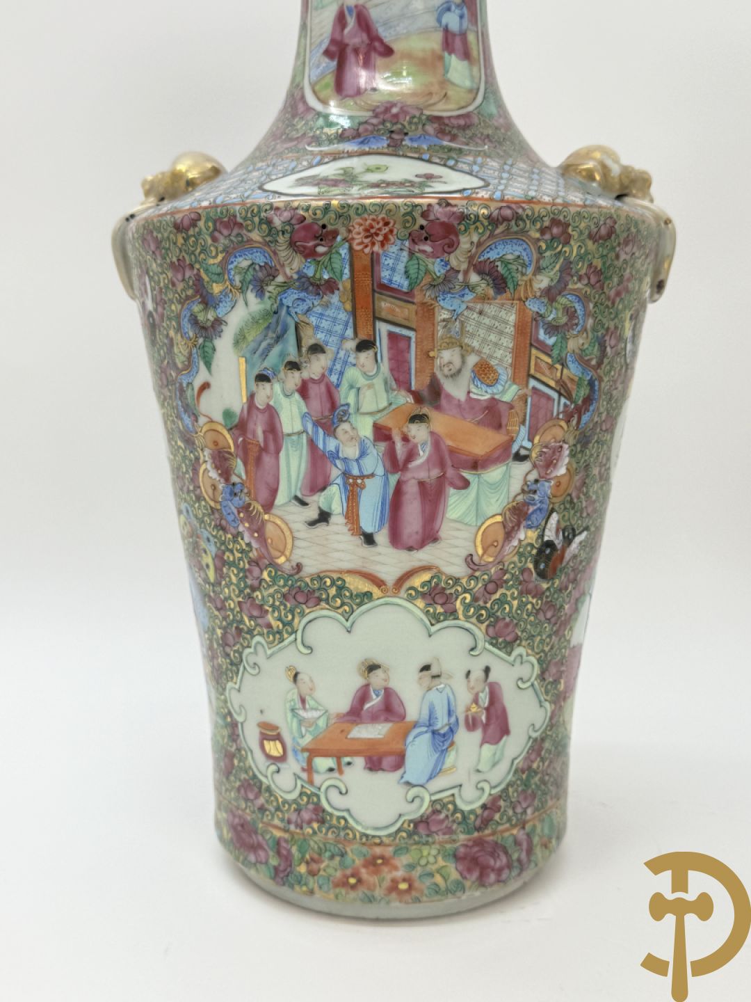 Paar Chinese porseleinen famille rose Kanton vazen met geanimeerd decor en zijdelings met fo honden