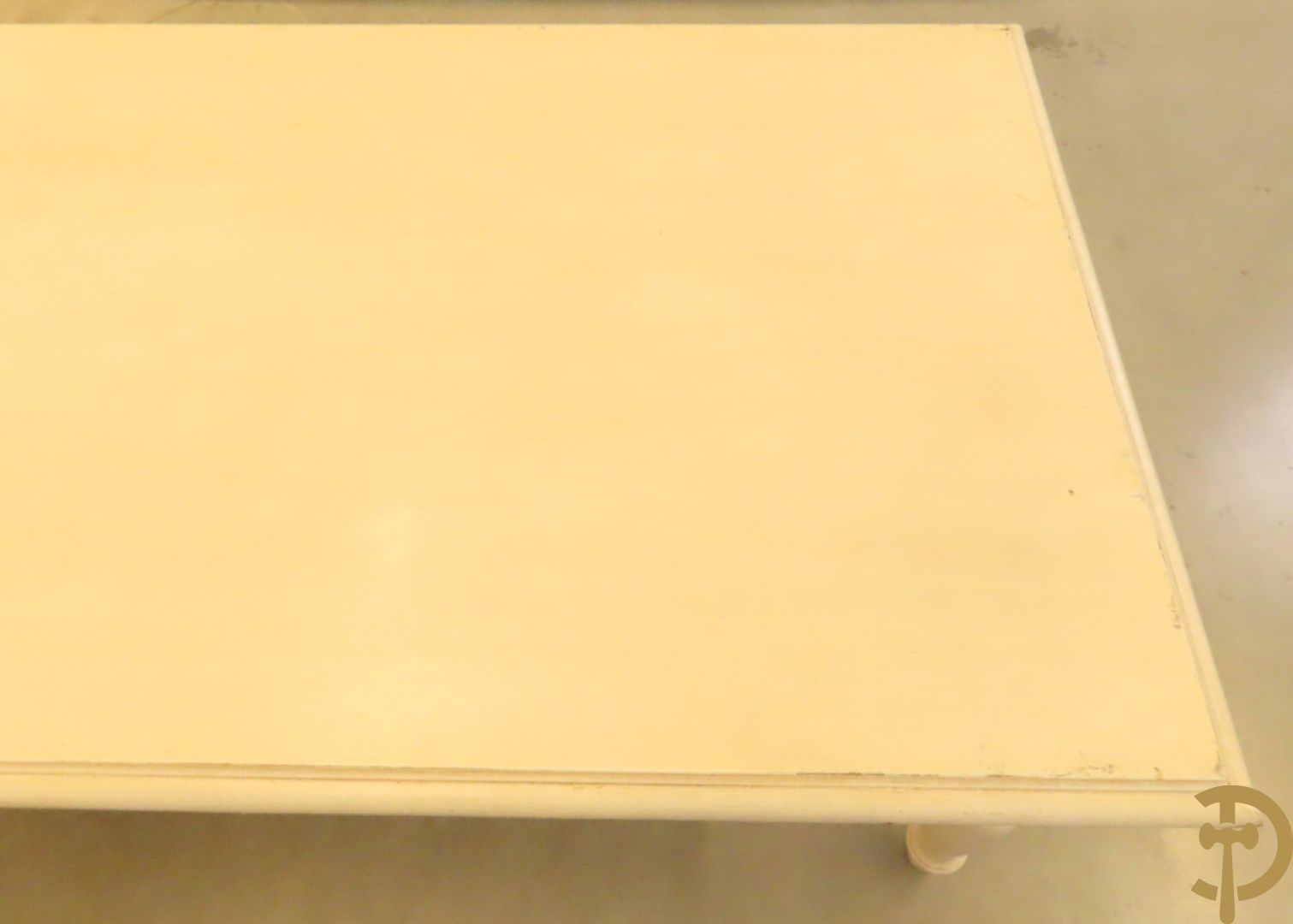 Wit geceruseerde rechthoekige tafel op ballusterpoten + 6 wit gecapitoneerde armstoelen