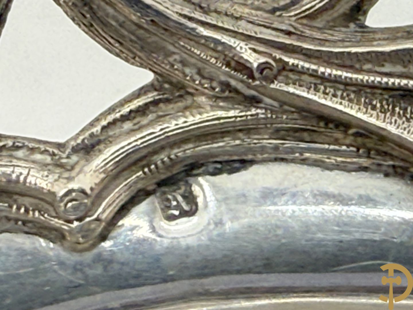 Massief zilveren coupe met accanthusranken en geciseleerd decor, op 4 elegante pootjes