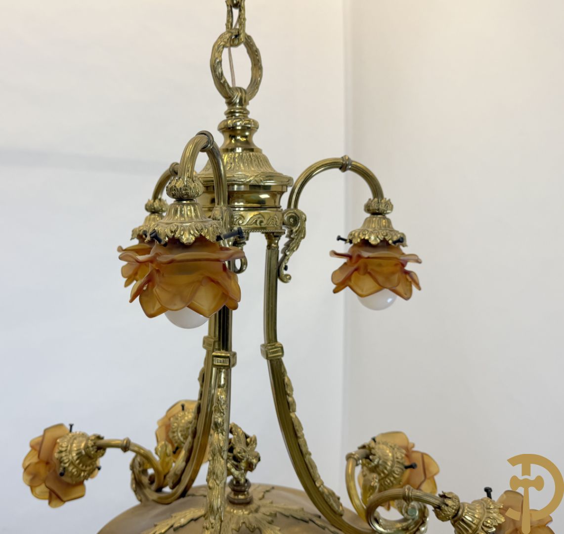 Vuurvergulde bronzen luchter met 9 lichtpunten bezet met roosjes en albast coupe onderaan