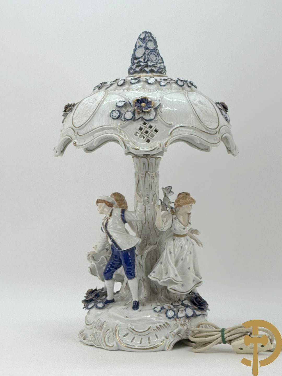 Porseleinen lampadaire met 4 dansende figuren, bovenaan met bloemenknop bezet