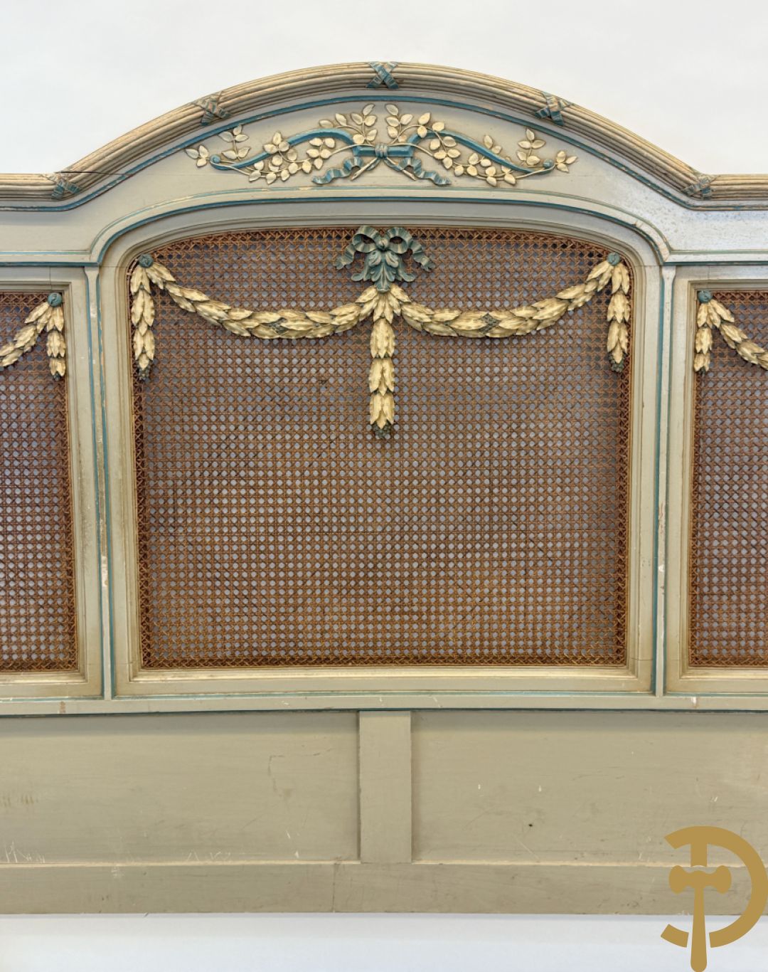 Gepatineerd Louis XVI bed met cannage en guirlandes + 2 muurconsoles met cannage en marmeren blad
