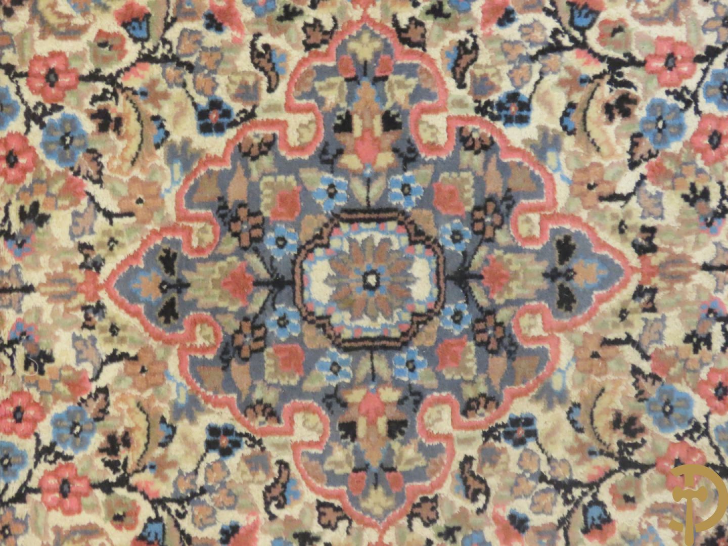 Oosters handgeknoopt tapijt met bloemenmotieven + Oosters handgeknoopt tapijt met geometrische motieven + Oosters handgeknoopt zijden tapijt met centrale fond en bloemenmotieven