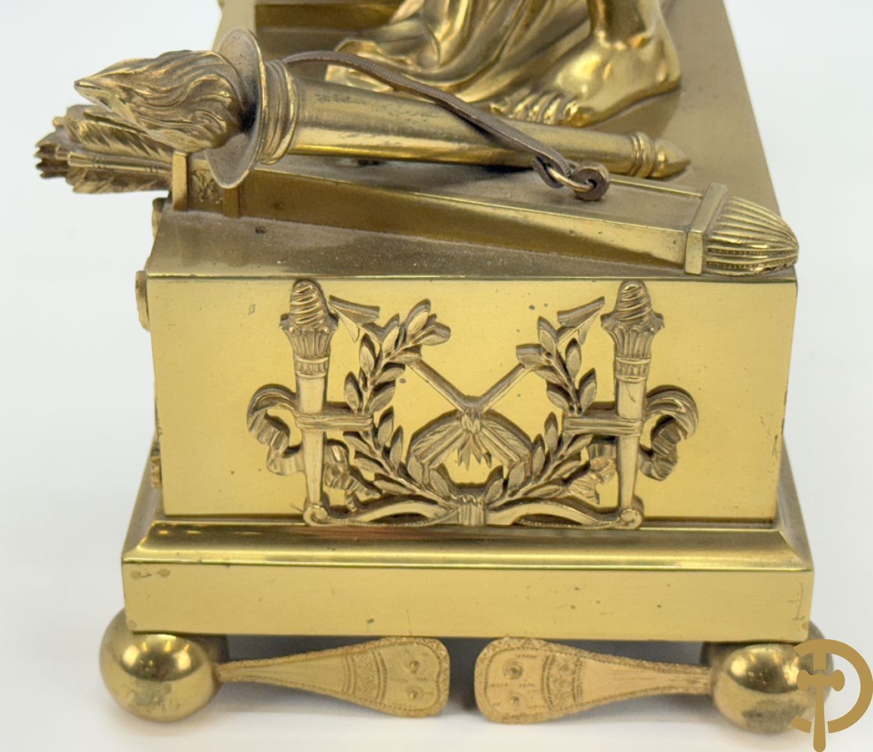 Vuurvergulde Franse bronzen Empire stijl pendule, harpvormige horloge met gevleugelde Griekse mythologische figuur, Erso die zijn lier bespeelt - Deniere et E. Mattelin, Fabricants de Bronze