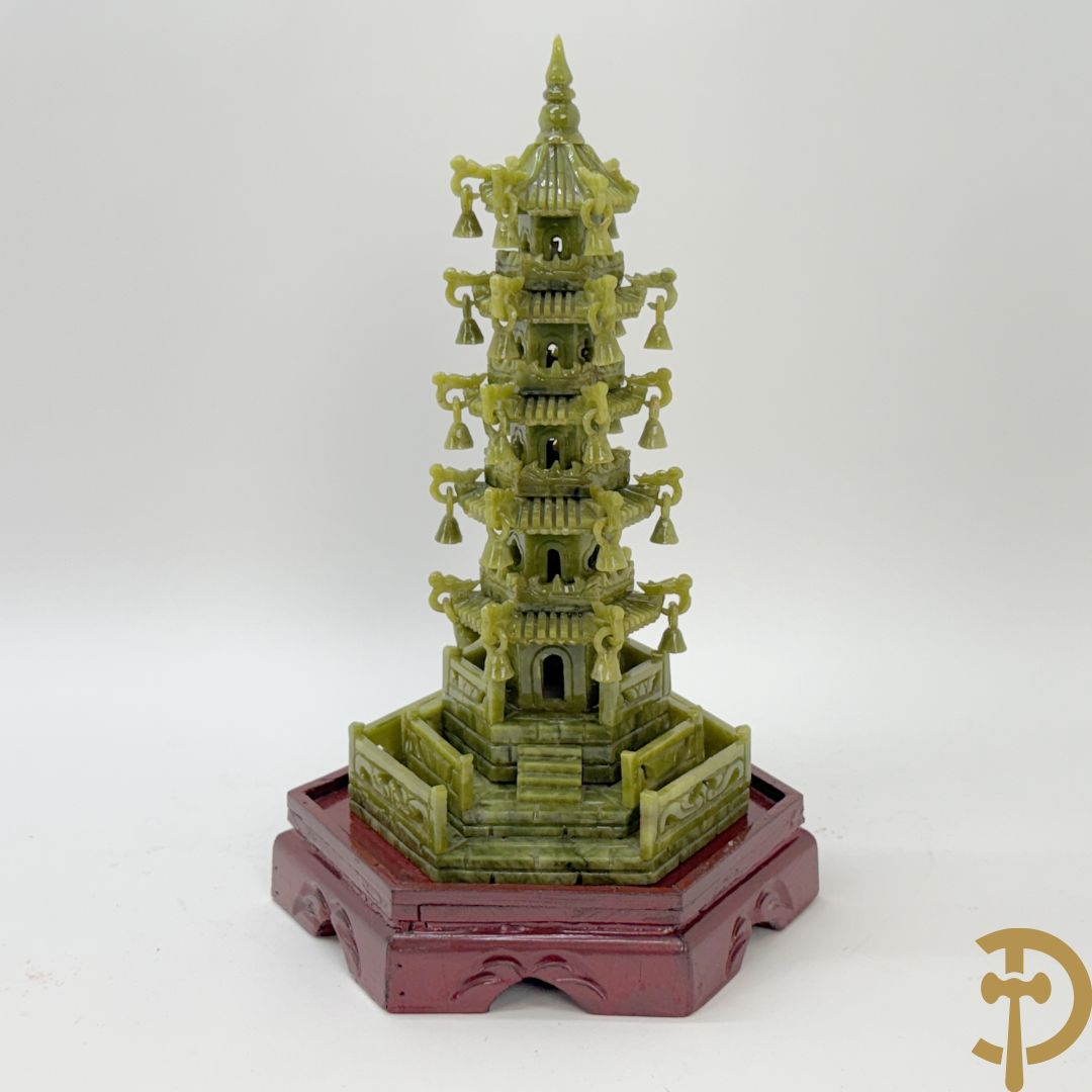 Handgesculpteerde Aziatische tempel op houten sokkel