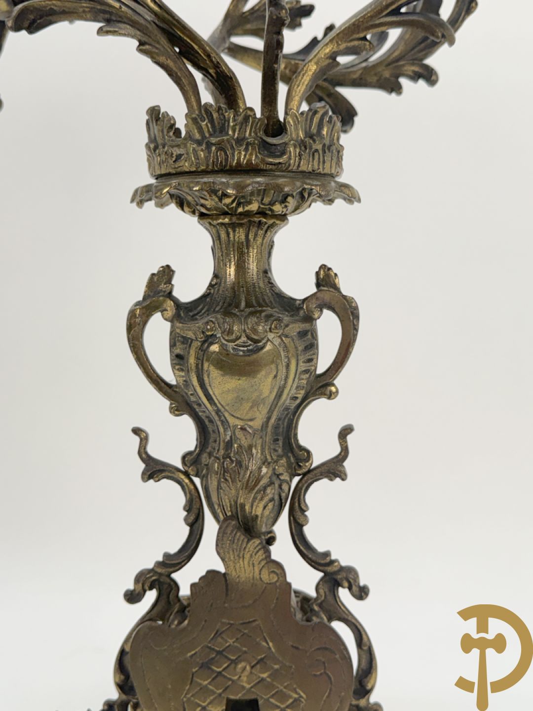Driedelige koperen garnituur bestaande uit middenstuk bezet met amfoor en paar kandelaars , Louis XV stijl