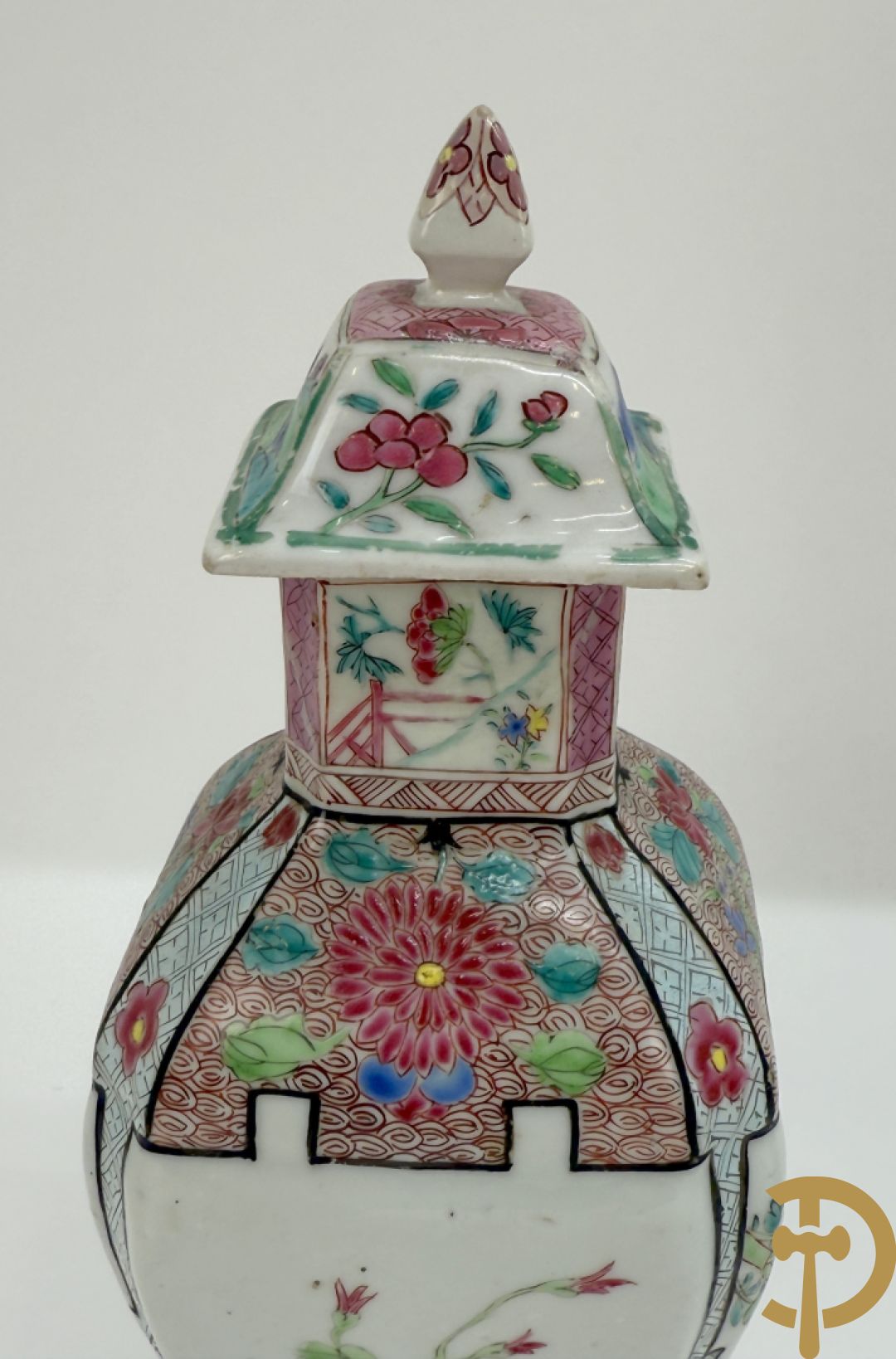 Chinese porseleinen ballustervormige vaas, King Long  + 2 porseleinen bordjes met bloemendecor + 2 bordjes met vazen- en bloemendecor + kopje en schoteltje Imari + dekselpotiche met vogel en bloemendecor