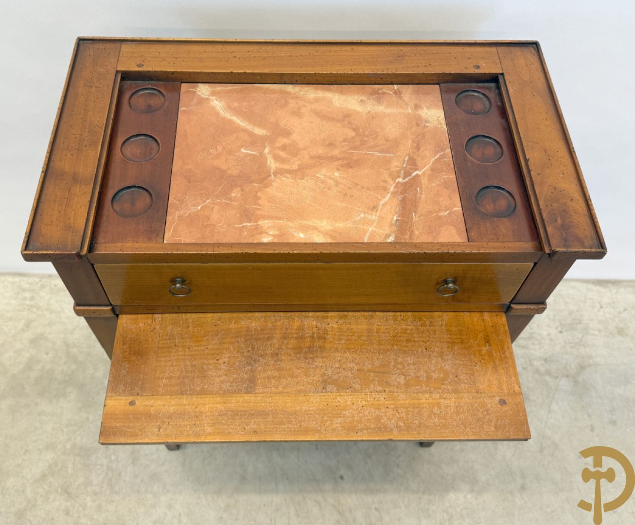 Kerselaren wandtafel met marmeren blad en ingebouwde borrelglaasjes