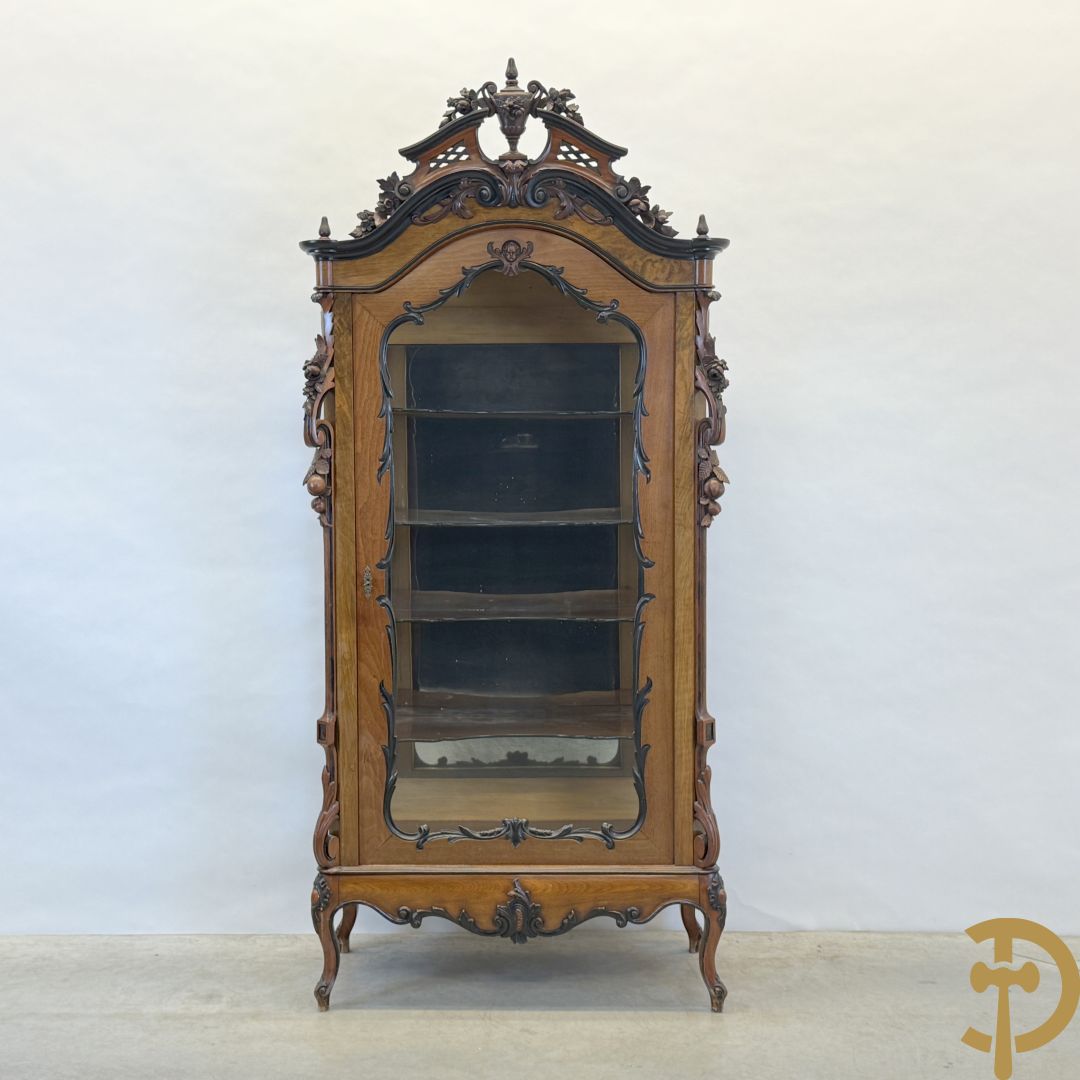 Franse notelaren vitrine met Louis XV motieven en fruitranken, bovenaan bezet met amfoor, 19e