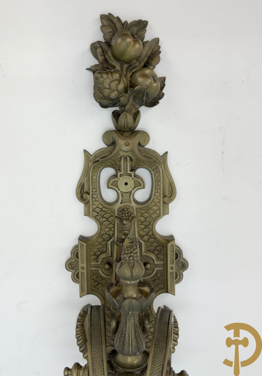 Bronzen wandappliek met accanthusranken en fruitmotieven