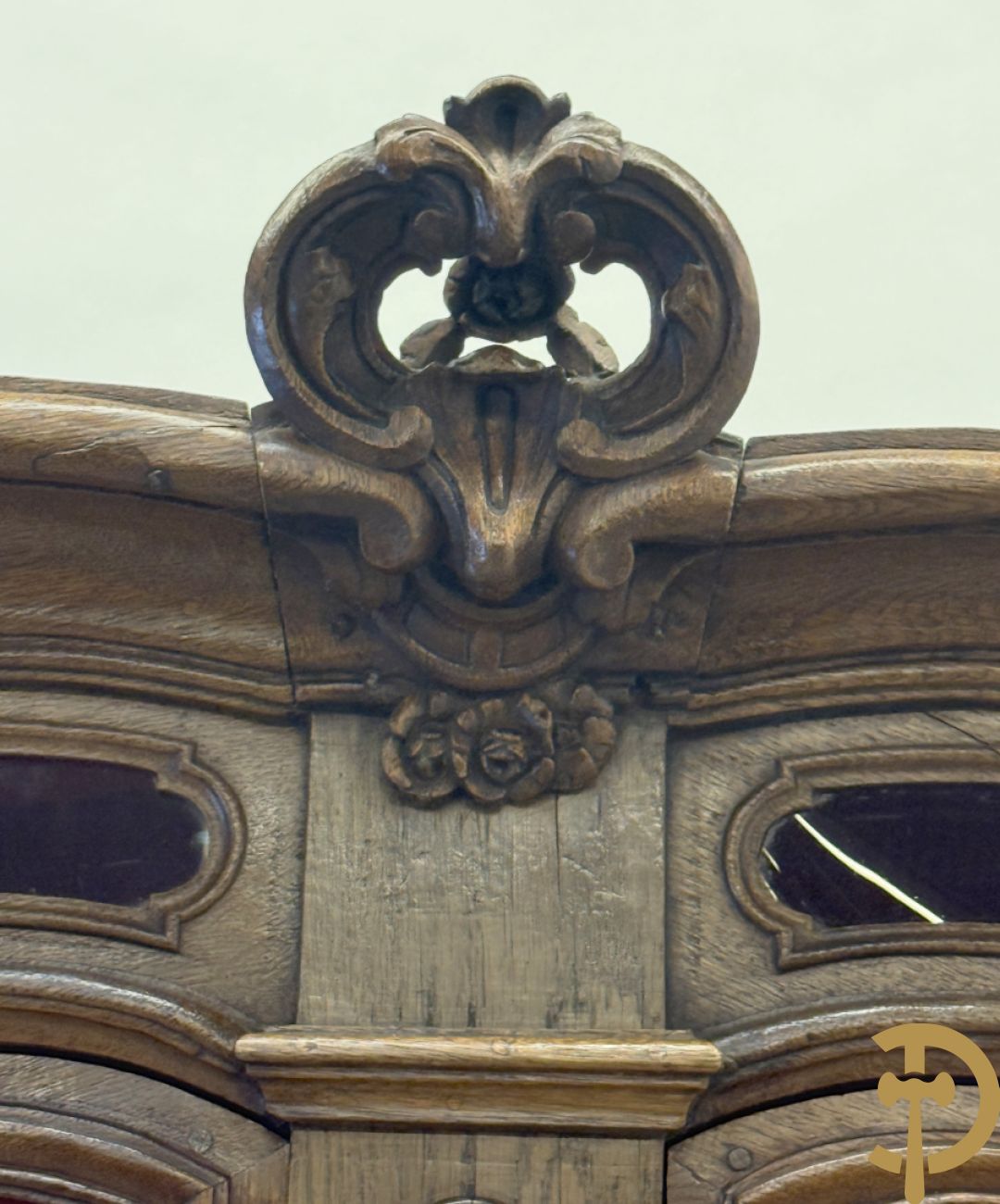 Massief eiken Luikse vitrinekast, boven met 2 beglaasde deuren en gebogen kop, Louis XV stijl, 18e