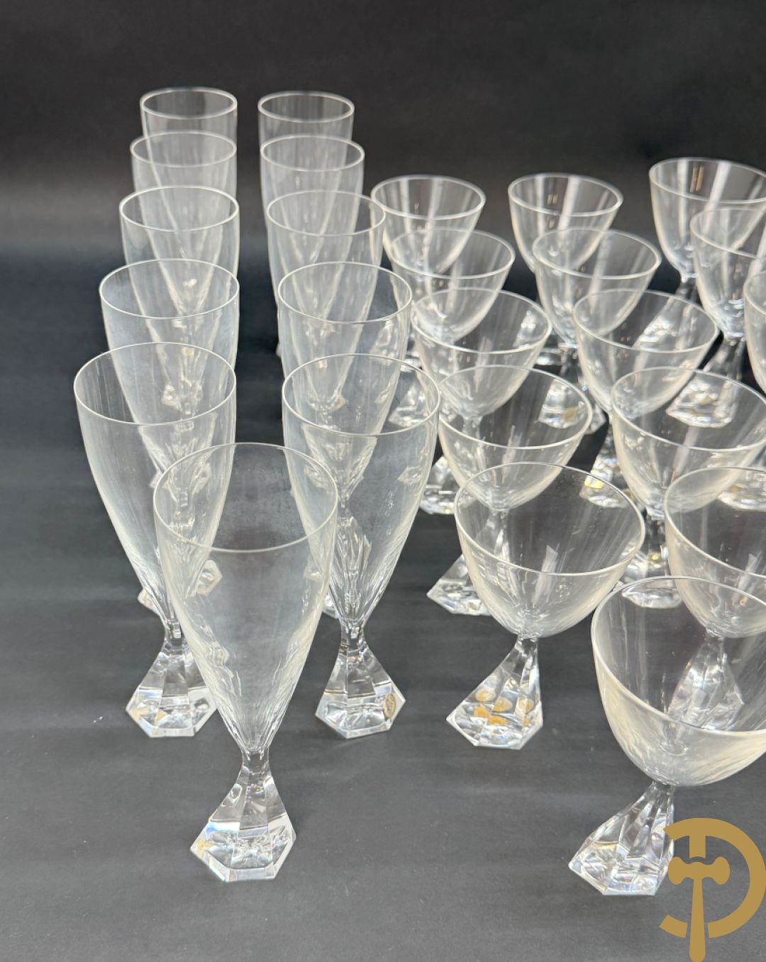 Kristallen glasservies Peill, bestaande uit 11 rode wijnglazen, 11 witte wijnglazen, 12 waterglazen en 11 champagne glazen