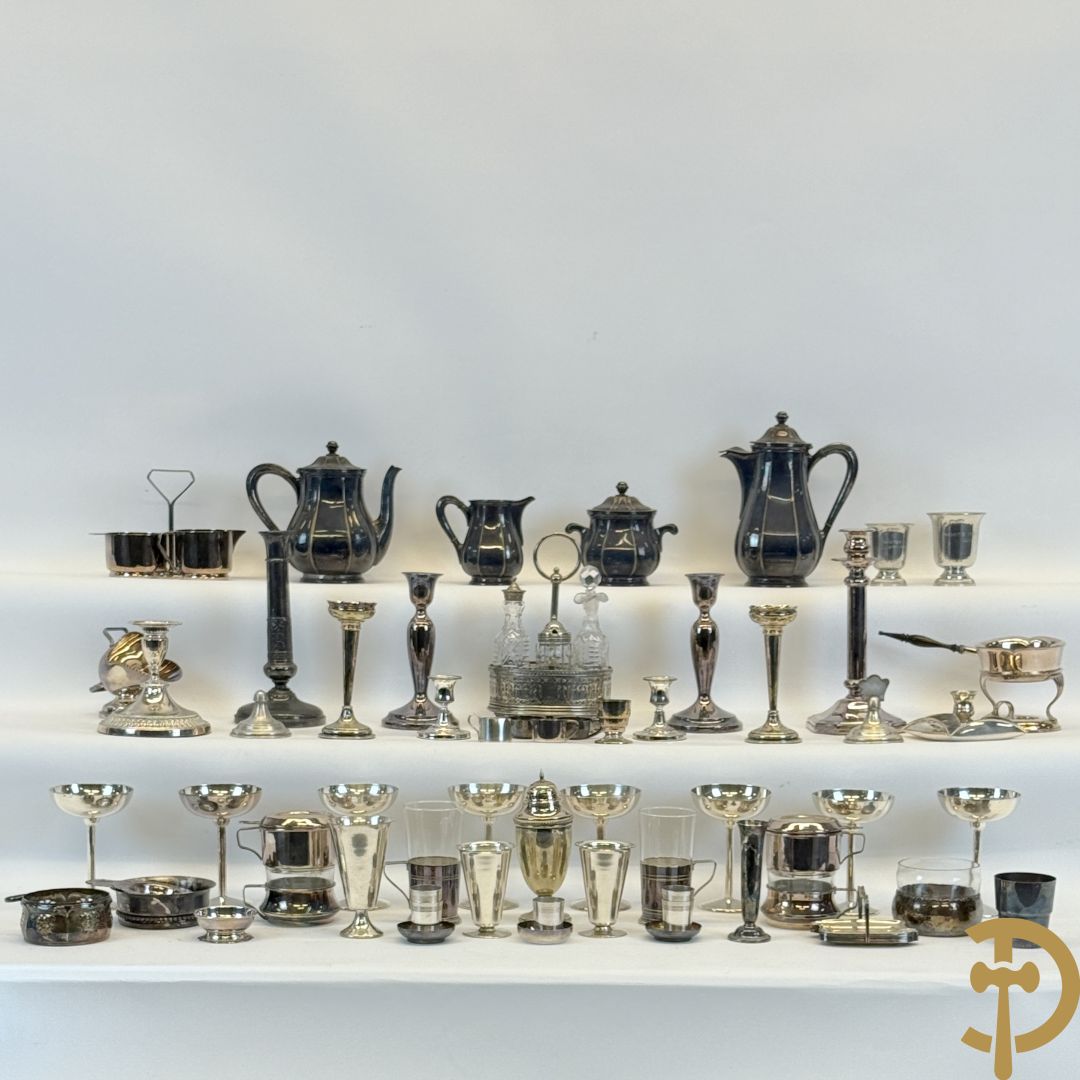 Koffieset Whiskemen (suikerpot met bluts) + Zes verzilverde kandelaars + verzilverde ijscoupes + verzilverde koffiefilters + olie- en azijnstel + verzilverde suikerstrooier e.a.