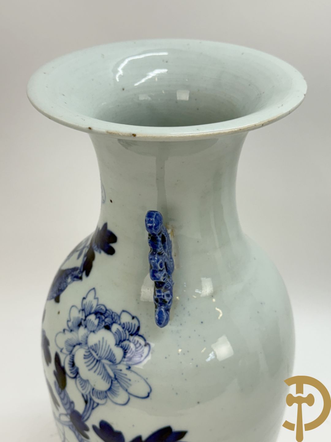Twee Chinese porseleinen celadonvazen met blauw wit bloemen en vogeldecor + cachepot met vazendecor
